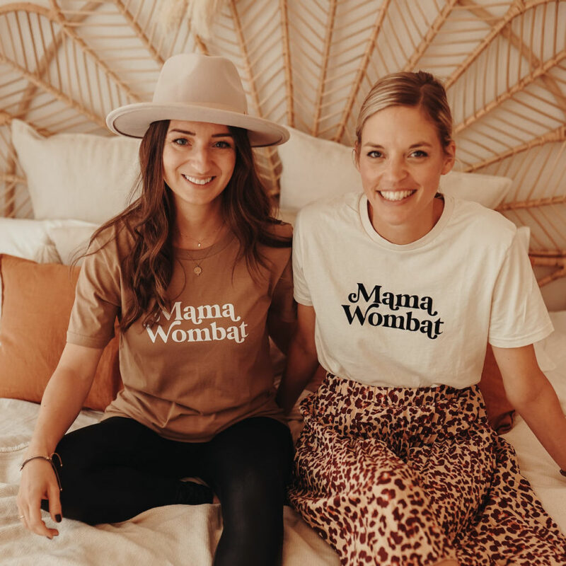 Auf diesem Foto siehst Du zwei Mamas mit ihren Mama T-Shirts mit dem Aufdrucken Mama Wombat