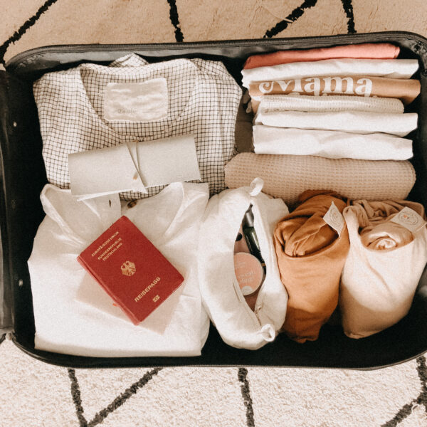 Auf diesem Foto siehst Du einen gepackten Koffer. Der Blogartikel handelt vom entspannten Urlaub mit Baby