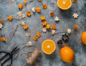 Auf diesem Foto siehst Du ein Weihnachts DIY aus selbstgemachten Orangenscheiben.