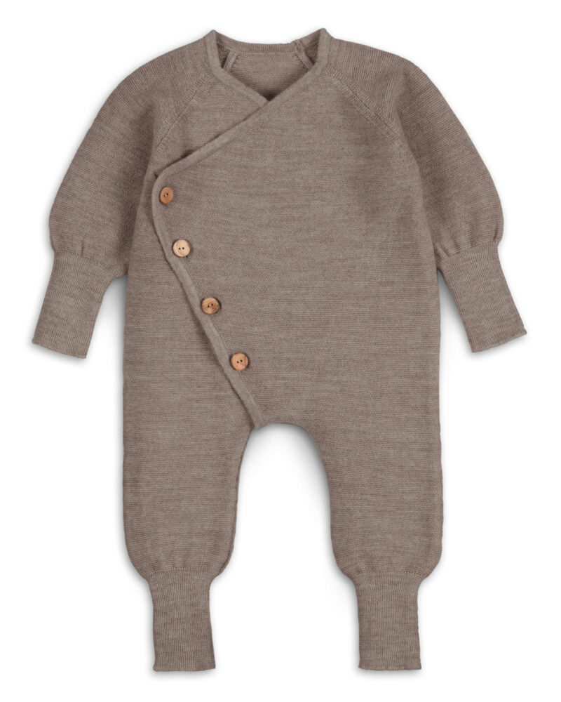 Auf diesem Foto siehst Du einen Strickoverall von der Firma Halfen für Neugeborene