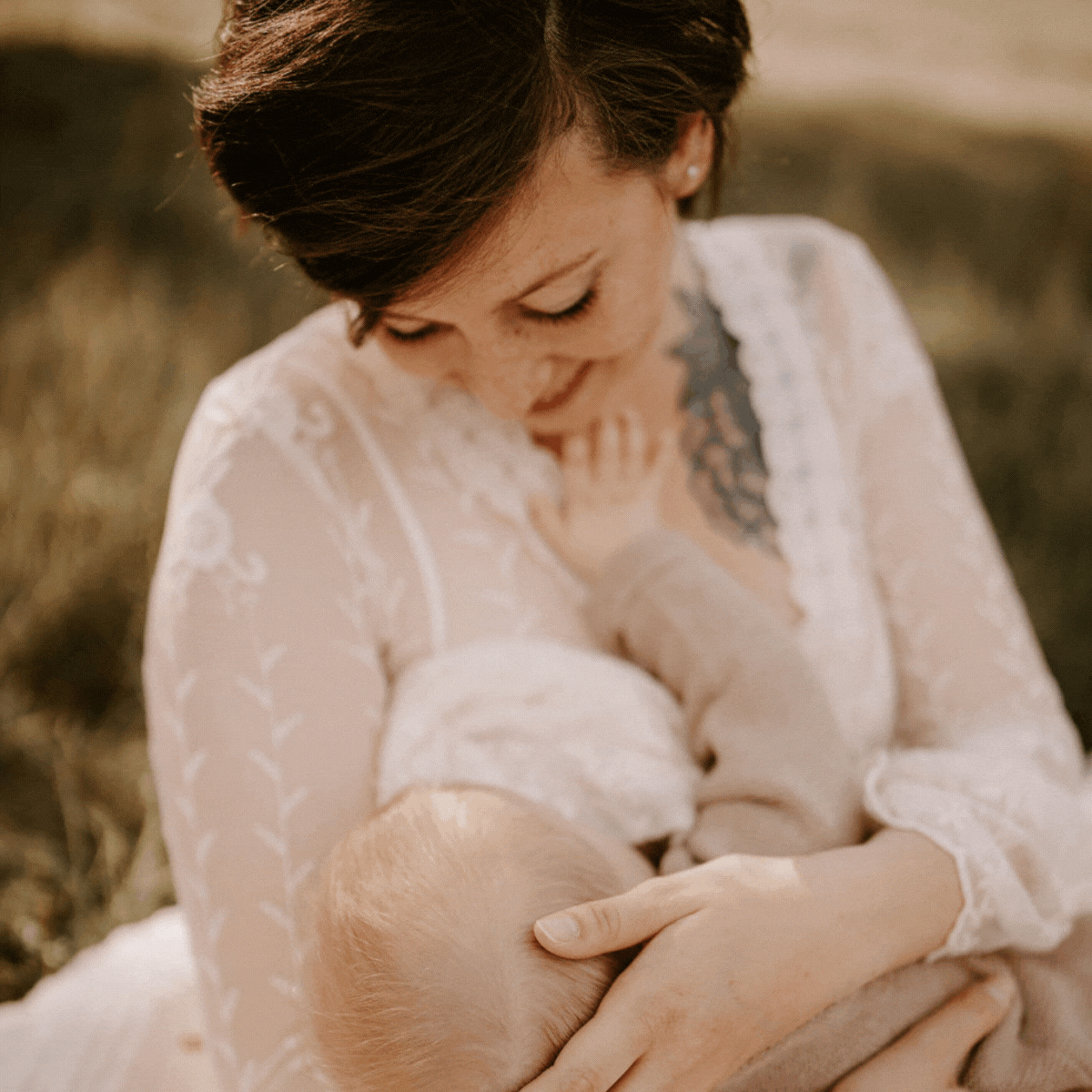 Auf diesem Foto siehst Du Stillberaterin Cara, die ihr Baby stillt